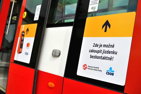 Ve vech tramvajích v rámci praské MHD lze koupit jízdenku bezkontaktní kartou.