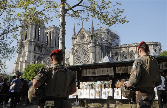 Francouzští vojáci u katedrály Notre-Dame v Paříži (19. dubna 2019)