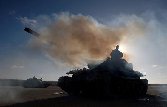 Tank ozbrojených sloek libyjského generála Chalífy Haftara (13. dubna 2019)