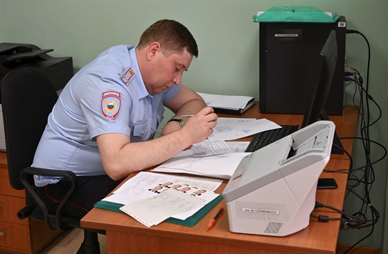 Ruský úedník v centru pro výdej pas Ukrajincm (29. dubna 2019)