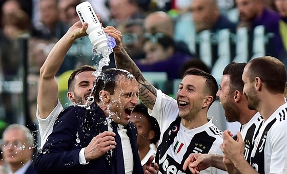 Fotbalisté Juventusu Turín a jejich trenér Massimiliano Allegri slaví osmý...