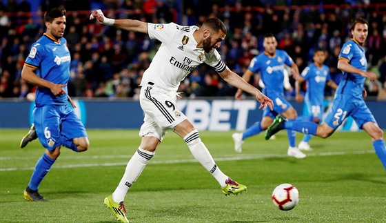 Karim Benzema z Realu Madrid stílí na branku Getafe.