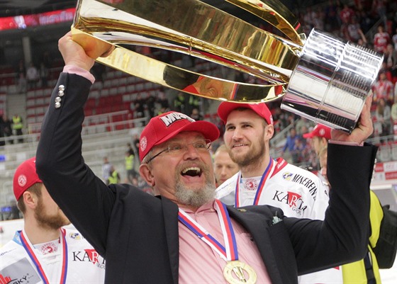 S Masarykovým pohárem pro vítze extraligy se raduje prezident tineckého klubu...