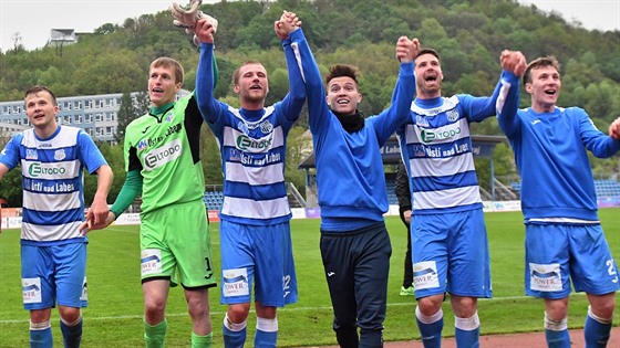Fotbalisté Ústí nad Labem se radují z vítzství.