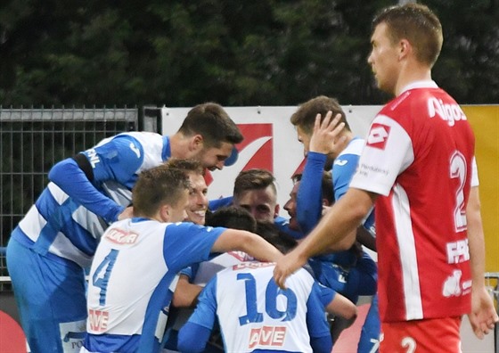 Fotbalisté Ústí nad Labem se radují z gólu v zápase s Pardubicemi.