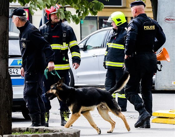 Nález podezelého zavazadla na námstí Jiího z Podbrad. (23. 4. 2019)