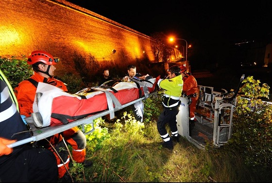 Mu neastnou náhodou spadl z vyehradských hradeb, odvezla ho záchranka. (24....