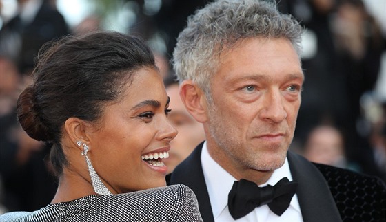 Vincent Cassel a Tina Kunakey na filmovém festivalu v Cannes (12. kvtna 2018)