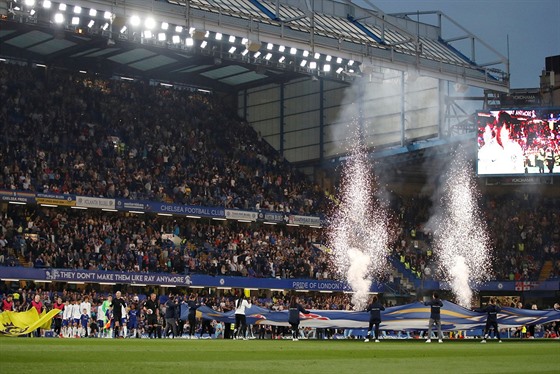 Pohled na stadion Stamford Bridge ped zápasem Chelsea - Burnley