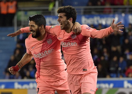 Carles Aleá (vpravo) a Luis Suárez slaví gól Barcelony.