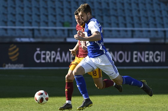 Daniel Souek z Dukly (vlevo) a boleslavský útoník Nikolaj Komlienko bojují o...