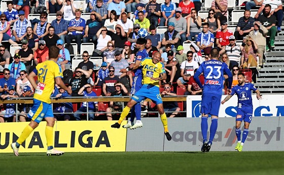 Jakub Yunis (v modrém uprosted) z Olomouce v hlavikovém souboji s teplickým...