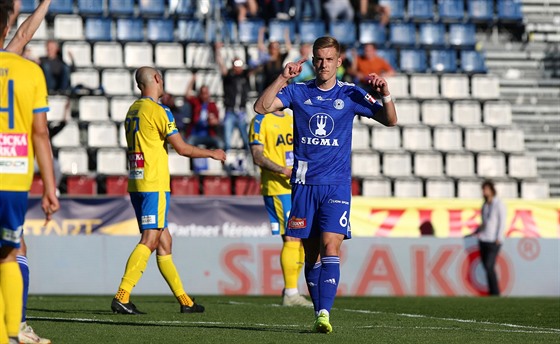 Olomoucký Jakub Plek se raduje z gólu do teplické sít.