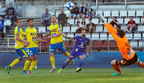 Olomoucký Milan Lalkovi (v modrém) a jeho technický obstel do tye v duelu s...