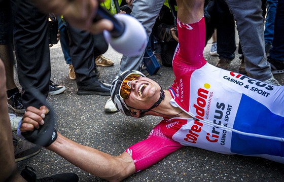 Vyerpaný nizozemský cyklista Mathieu van der Poel v cíli Amstel Gold Race. |