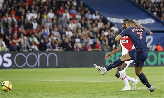 Kylian Mbappé (s íslem 7) z Paris St. Germain skóruje do sít Monaka.