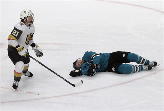 Bezvládný Joe Pavelski ze San Jose po souboji s Codym Eakinem. Vegas lo...