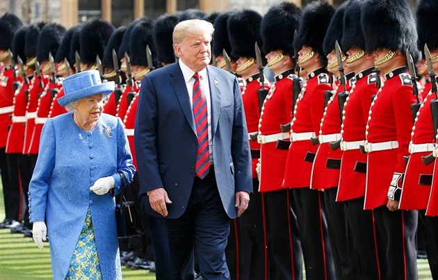 Trump je velmi hrubý, řekla Alžběta II. Nechápala, proč s ním Melanie pořád je