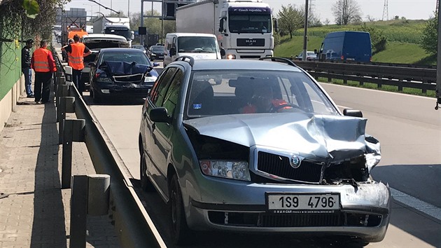 Na Praském okruhu se srazilo est aut a dodávka. (24. 4. 2019)