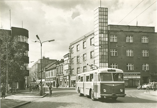 Nároí ulic Dukelské a Hoické s vozem koda 8Tr5 . 69 v roce 1963