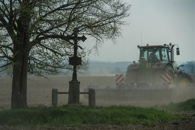 V jiních echách bojují zemdlci se suchem. Na snímku farmá s traktorem...