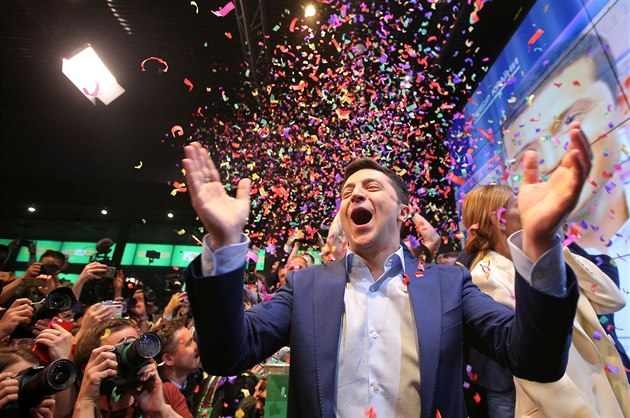 V ned�lních prezidentských volbách na Ukrajin� drtiv� zvít�zil politický...