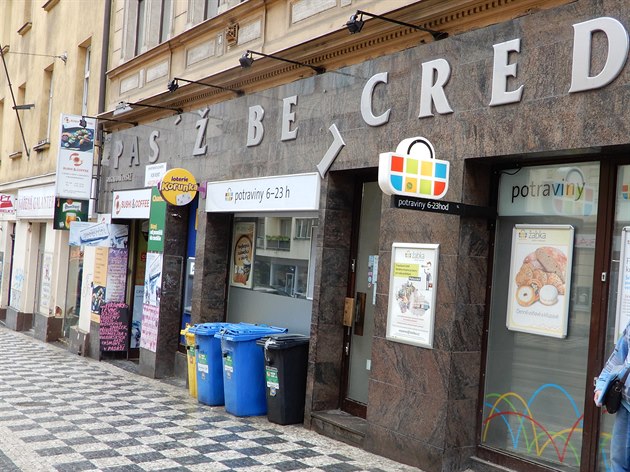 Obchodní pasá Belcredi se zaniklou kavárnou v ulici Milady Horákové na Letné.