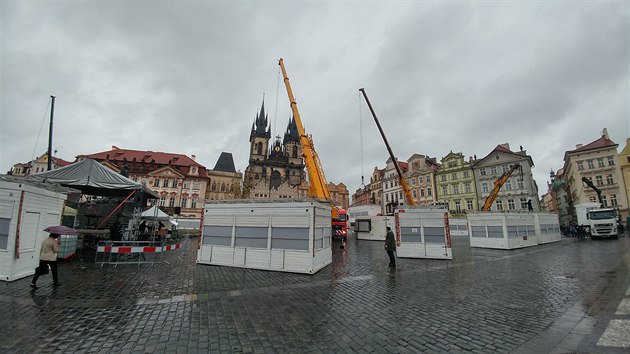 Tká technika pomáhá s úklidem Staromstského námstí po velikononích trzích.