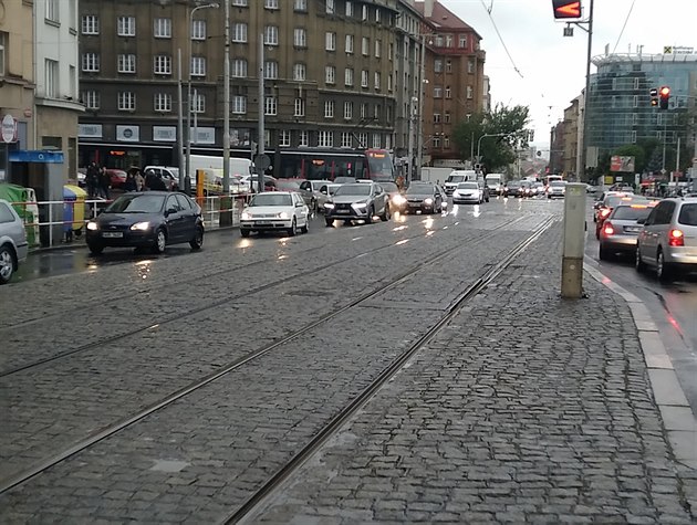 Kvůli uzav­rce ulice Pod Krejcárkem kolabuje doprava kolem křižovatky Ohrada, tramvaje nab­raj­ des­tky minut zpoždÄn­.