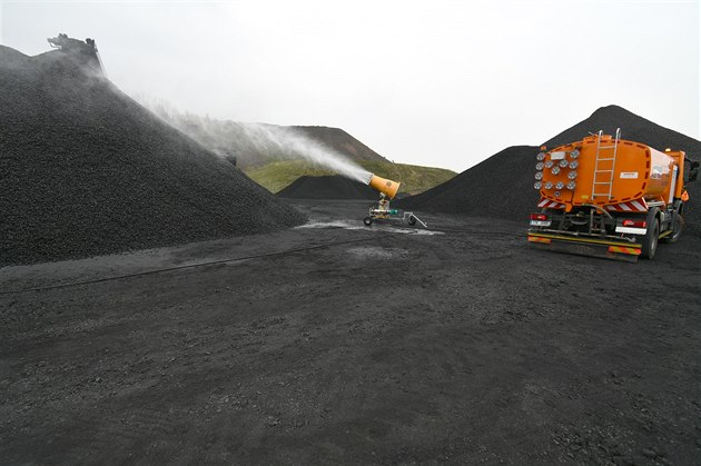 Pekladit uhlí zkrápí vodní dlo.