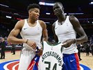 HOTOVO. Milwaukee postupuje, dres si mní Janis Adetokunbo (vlevo) s Thonem...