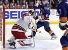 Casey Cizikas z NY Islanders zkouí pekonat Petra Mrázka v brance Caroliny.