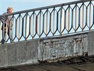 Detail pokozené ímsy Chebského mostu pes eku Ohi v Karlových Varech