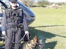 Policejní psovod se psem Norisem, kteí vypátrali poheovanou enu (19. dubna...