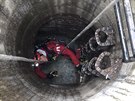 Hasič v Praze 6 vstupuje do kanalizace, kam se zřítil dělník. (29. dubna 2019)