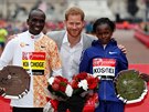 Britský princ Harry s vítzi letoního roníku maratonu. V muském závod uspl...