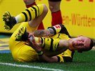 Marius Wolf (Dortmund) se svíjí v bolestech v prbhu stetnutí s Freiburgem.