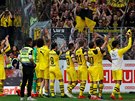 Fotbalisté Dortmundu dkují svým fanoukm za podporu po skonení vítzného...