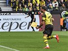 Mario Götze z Borussie Dortmund hlavou pekonává brankáe Schalke Alexandera...