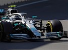 Valtteri Bottas se svým vozem Mercedes projídí kvalifikací na Velkou cenu...