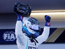 Valtteri Bottas z Mercedesu se raduje z vítzství na Velké cen Ázerbájdánu.