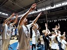 Basketbalisté Dína se radují z vyhraného zápasu ve tvrtfinále play off NBL...