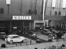 Stánek firmy Walter na podzimním praském autosalonu v roce 1931. Vpedu...
