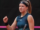 Karol�na Muchov� oslavuje z�skan� bod ve fedcupov� bar�i.