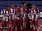 Fotbalisté Atlétika Madrid oslavují vítzný gól, který vstelil Thomas Lemar...