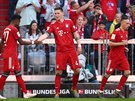 Fotbalisté Bayernu Mnichov oslavují gól Niklase Süleho (uprosted).