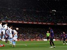 Lionel Messi (vpravo) se z pímého kopu pokouí obstelit ze z hrá San...