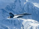 Letoun F/A-18E Super Hornet z amerických letadlových lodí ve Stedozemním moi...