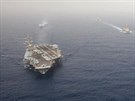 Skupina plavidel kolem dvou americkch letadlovch lod USS Abraham Lincoln a...