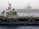 Americk letadlov lod USS Abraham Lincoln (CVN 72) a USS John C. Stennis (CVN...